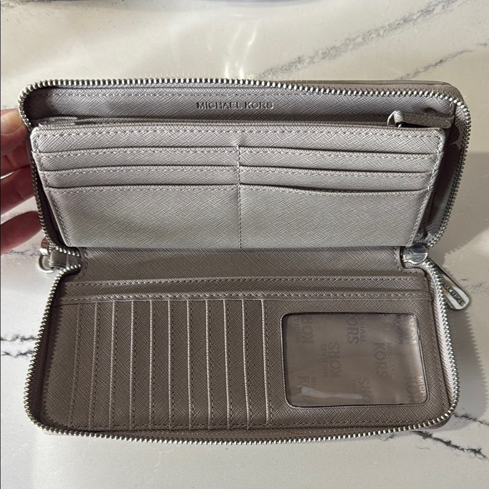 Michael Kors Jet Set Travel Continental Light Grey Logo Wristlet - Picture 11 of 12